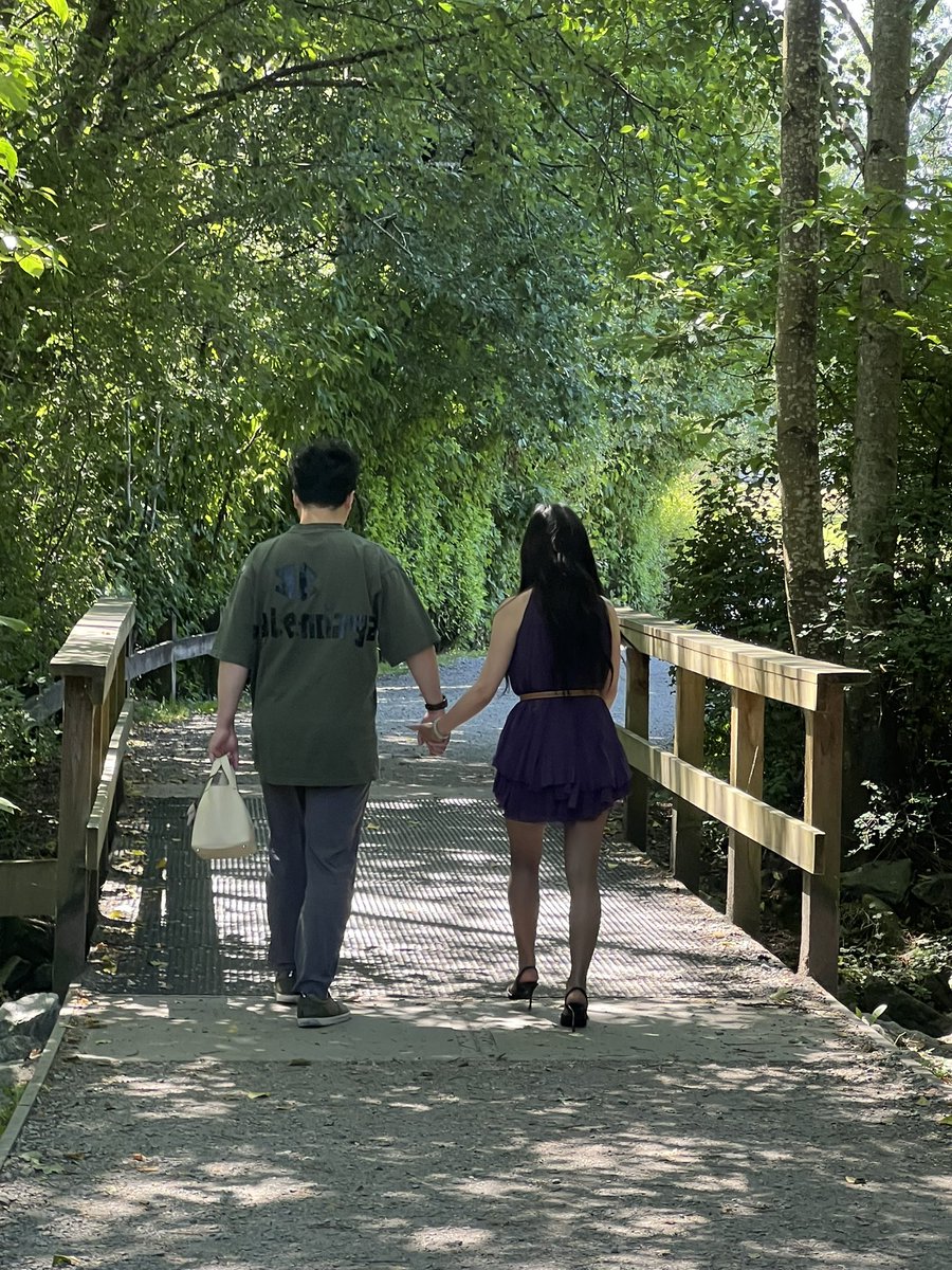 joannachiu's tweet image. Seeing this couple makes me so nostalgic about hiking in China. Quite common for women to wear dresses and heels. 👠 I also miss Chinese guy friends insisting on holding anything for me, even an empty water bottle. 😂