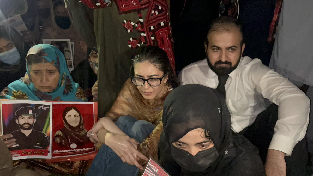 falakjavaidkhan's tweet image. شدید بارش میں برستی بارش میں ایمان مزاری بلوچ خواتین کے ساتھ موجود 

قابل تحسین عمل