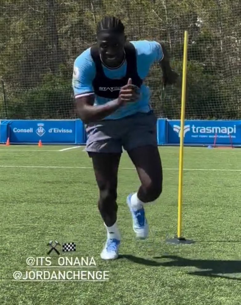 penno_9_'s tweet image. So Onana was wearing the Walsall shirt with Adomah on the back. Respect it