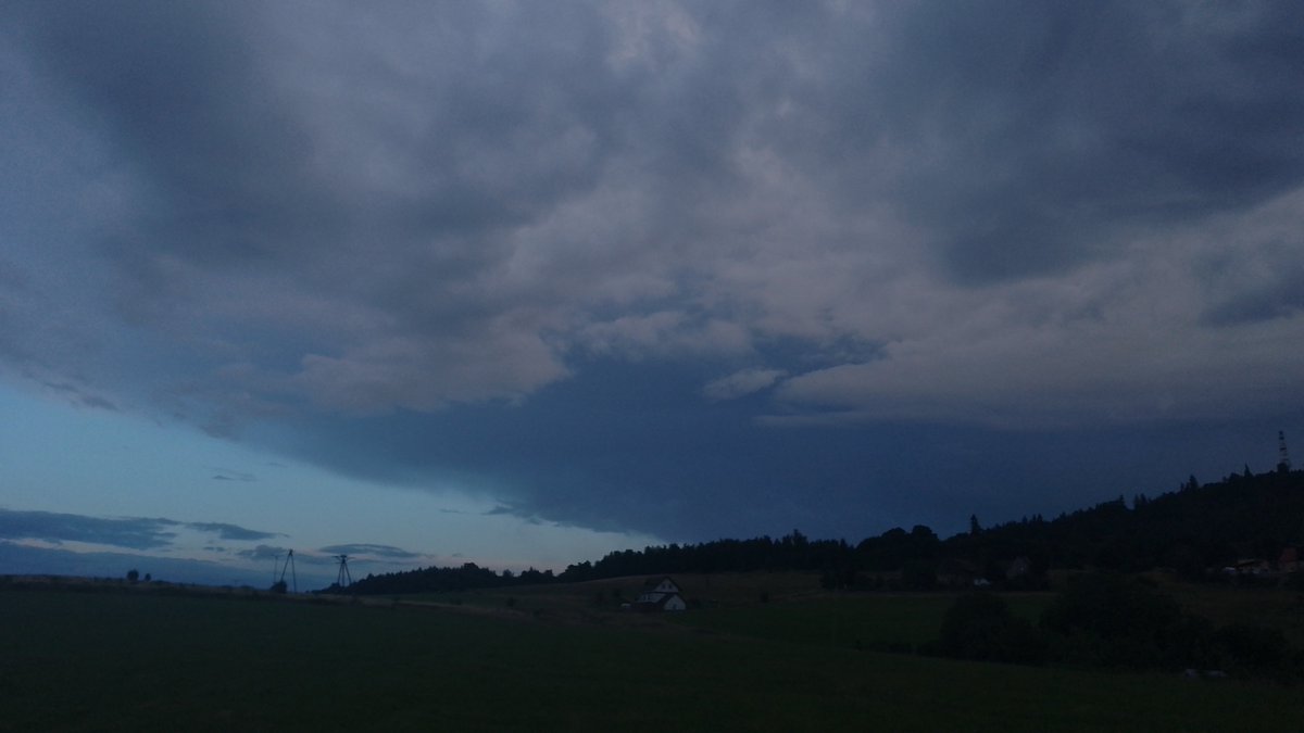 MeteoSynop's tweet image. Zachód słońca ze słyszalną burzą odległą.

Nowa Ruda, 21:00:
☈🌩️⩾7/8-Cb i tow.(3/8), Ac str tr, Cs (Cʟ = 9, Cᴍ = 3, Cʜ = 8)
temperatura: 16,2°C
temperatura punktu rosy: 13,1°C
wiatr 0 m/s
widzialność 30 km
ciśnienie wzgl.: 1011,0 hPa⬇️

@MeteoprognozaPL @SOB_pl @SkywarnPoland