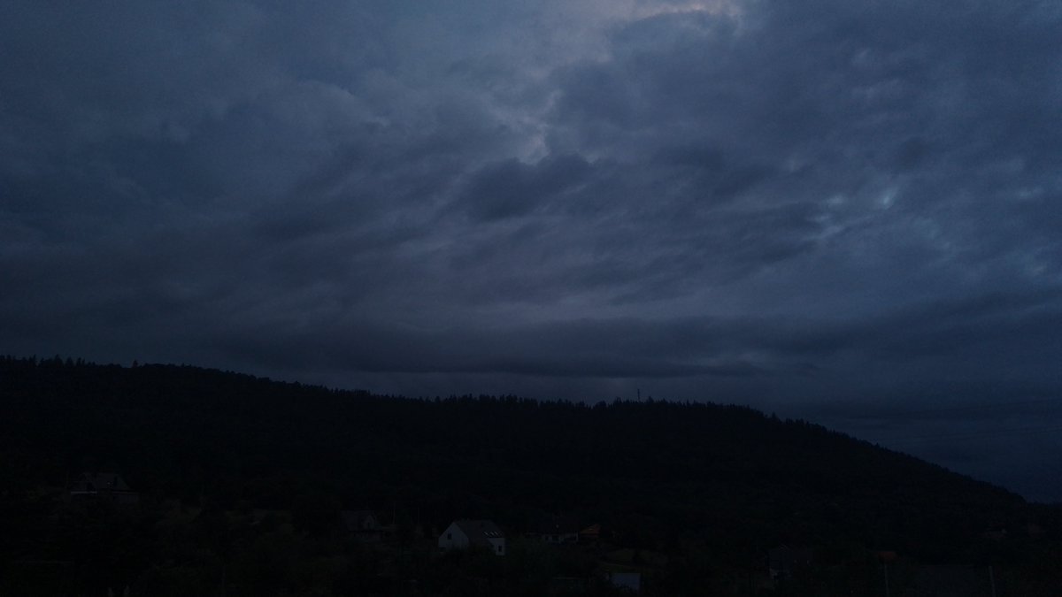 MeteoSynop's tweet image. Zachód słońca ze słyszalną burzą odległą.

Nowa Ruda, 21:00:
☈🌩️⩾7/8-Cb i tow.(3/8), Ac str tr, Cs (Cʟ = 9, Cᴍ = 3, Cʜ = 8)
temperatura: 16,2°C
temperatura punktu rosy: 13,1°C
wiatr 0 m/s
widzialność 30 km
ciśnienie wzgl.: 1011,0 hPa⬇️

@MeteoprognozaPL @SOB_pl @SkywarnPoland