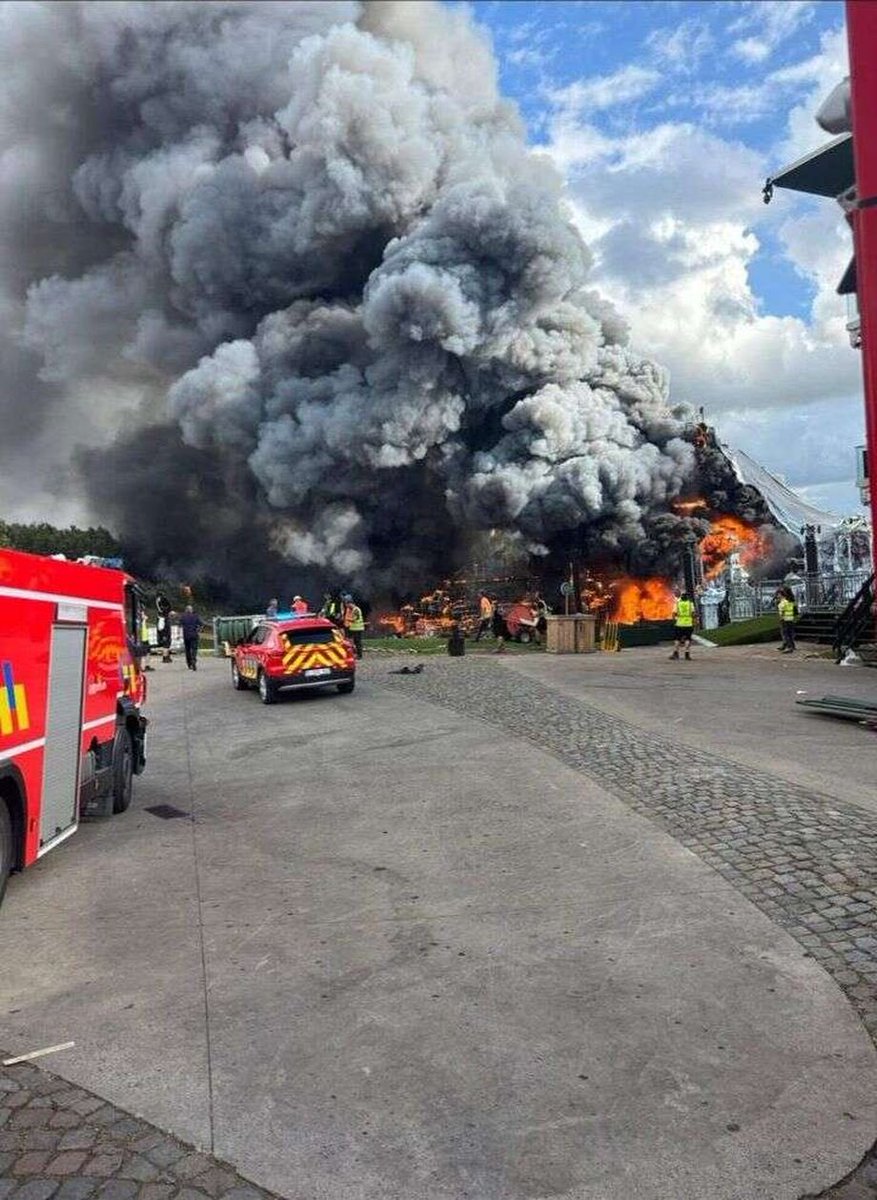 ”Taivuta Tomorrowland menneeseen muotoon.”

”Odotas hetki😌”