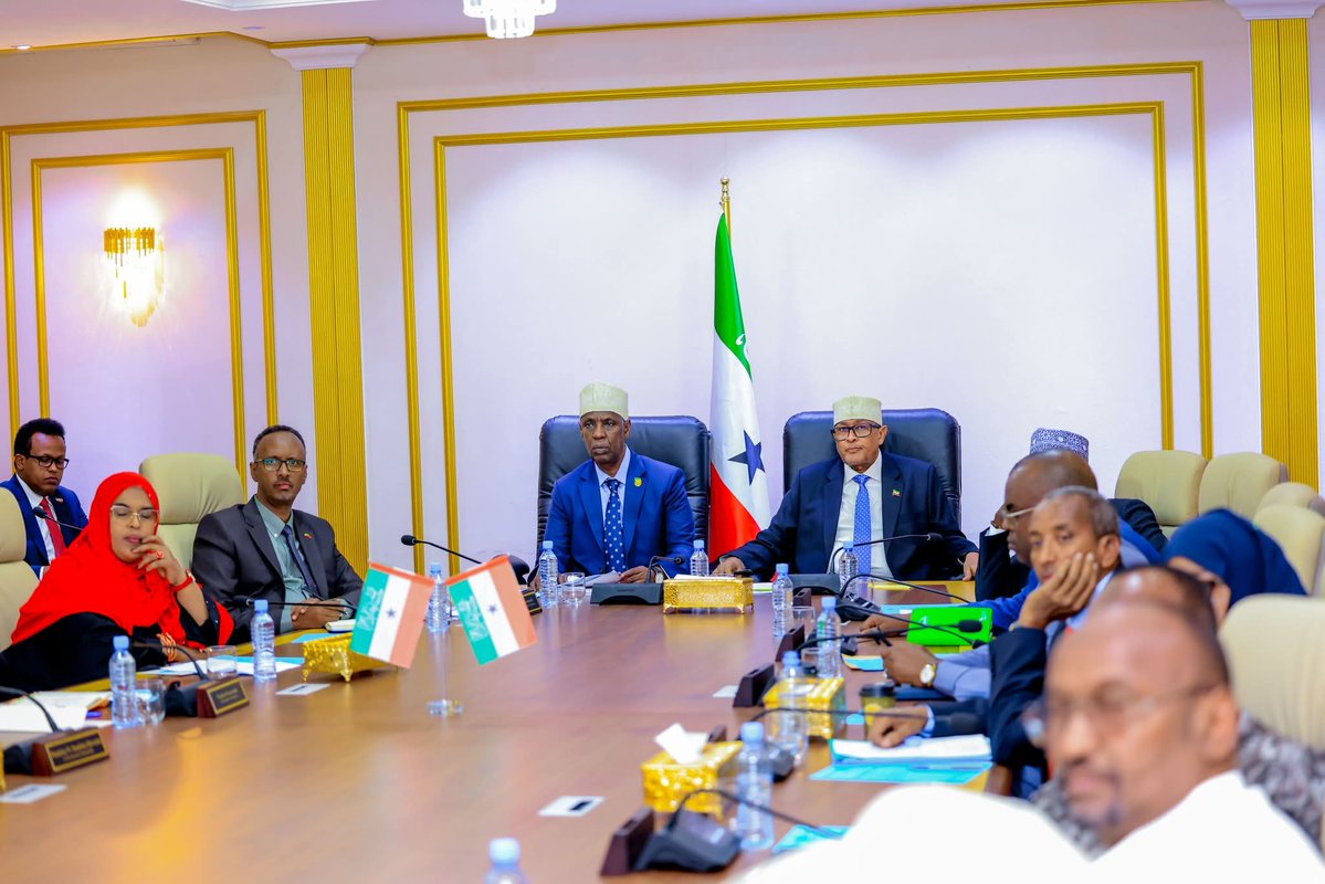 Presidencysl_'s tweet image. President Abdirahman Irro Presides Over 27th Session of the Council of Ministers
Presidential Palace, Hargeisa — 16 July 2025
The Council of Ministers of the Republic of Somaliland convened its 27th regular session today at the Presidential Palace in Hargeisa. The meeting was…