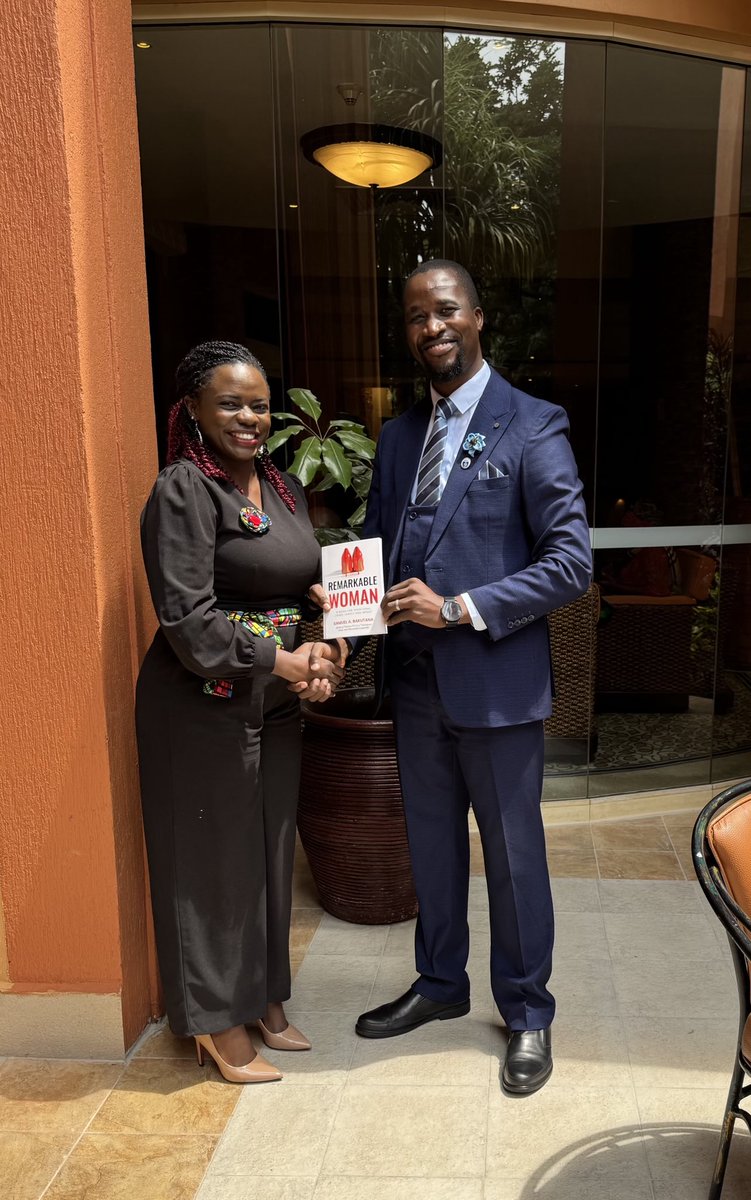 IreneMugisha's tweet image. There’s treasure in local content! 💎
Honoring @SBakutana for his inspiring work “Remarkable Women”—a powerful celebration of African stories and voices.
Let’s continue to read, write, and recognize homegrown brilliance. 📚🇺🇬
#SamuelBakutana #RemarkableWomen #AfricanAuthors