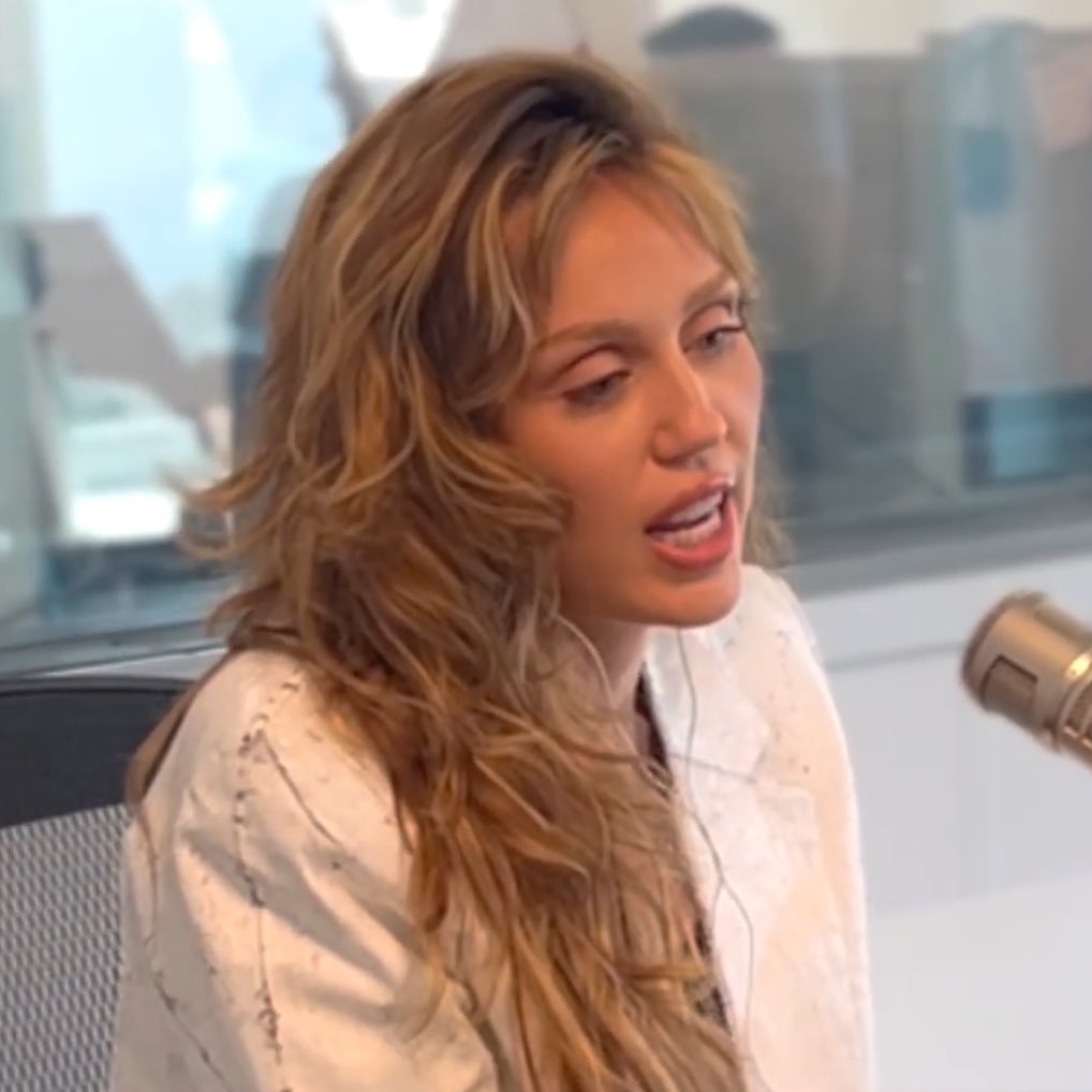 MileyRaySlays's tweet image. Miley’s interview with @OnAirWithRyan
🔗 youtu.be/zCMqnnFf8s0?si…