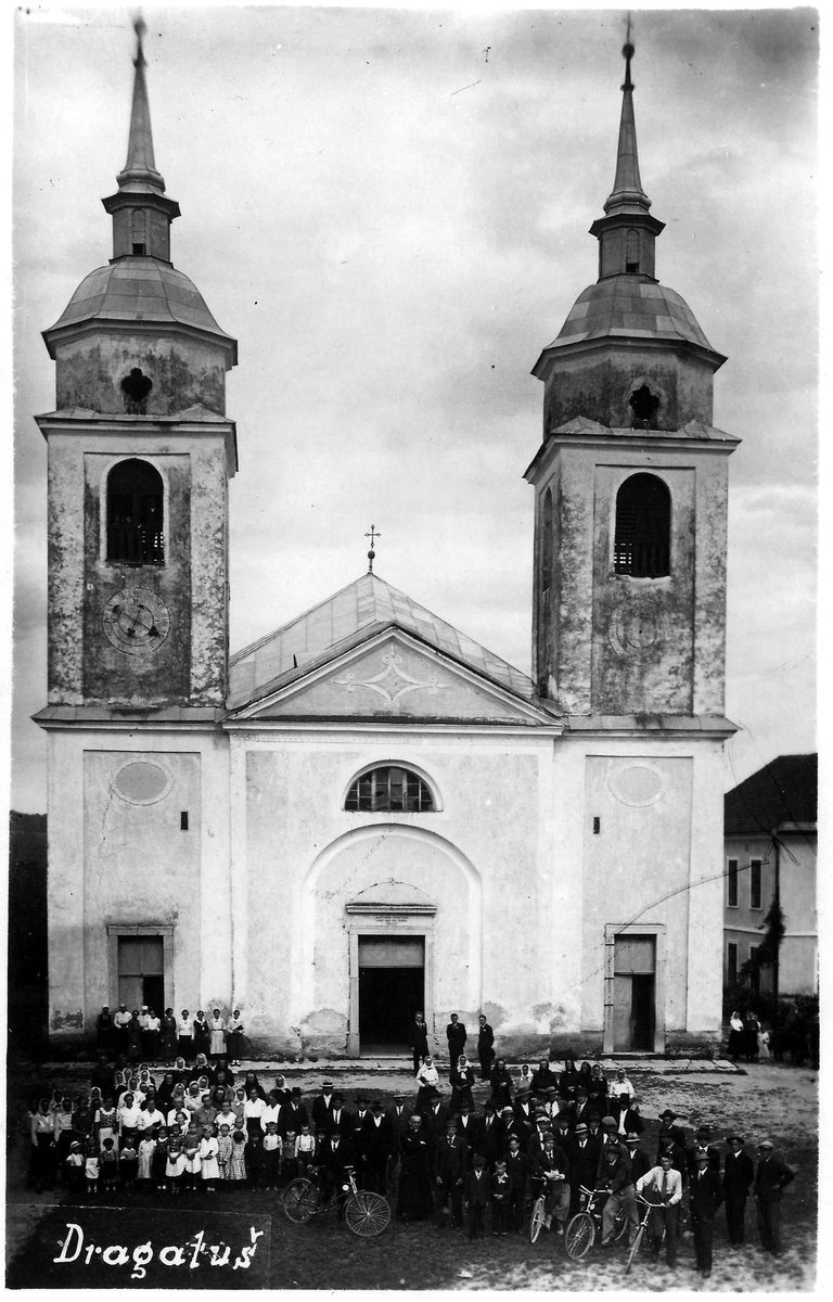 Zvečer 6. julija 1942 so se partizani oglasili v župnišču v Dragatušu, ga izropali, župnika JAKOBA  OMAHNA   in kaplana  ŠKERLAVAJA  in odpeljali s seboj . 
Isto noč so izropali tudi Šimčevo domačijo v Podlogu pri Dragatušu in odpeljali gospodarja  MATIJA ŠIMCA   ter njegovega