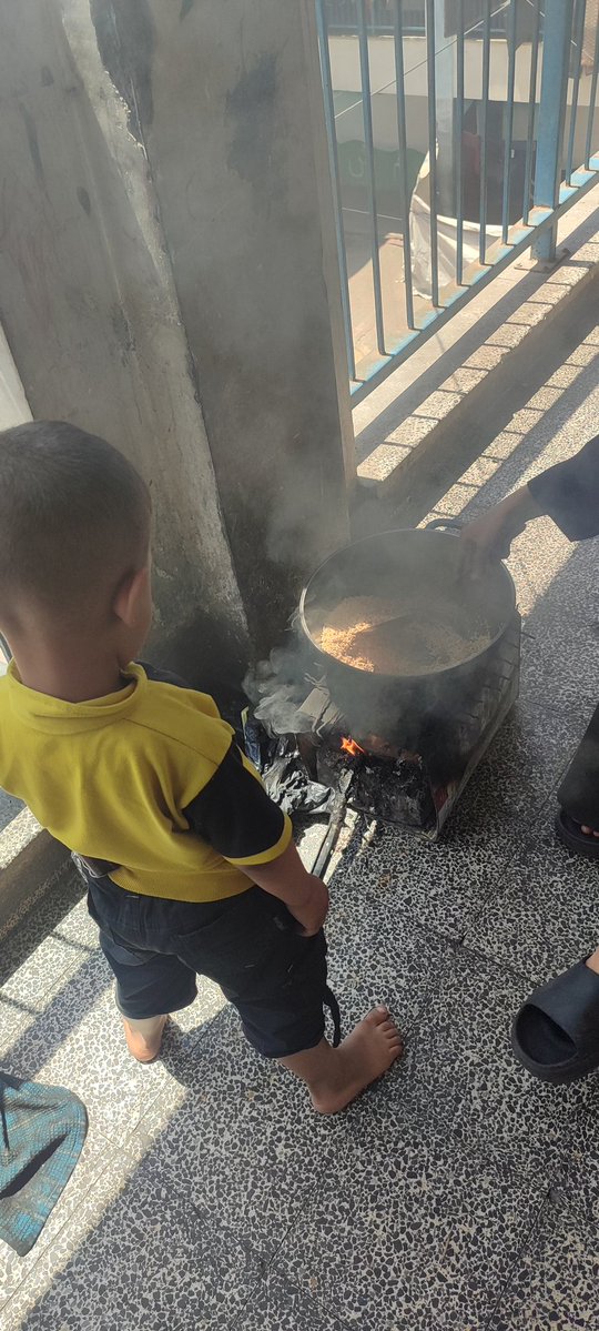 balmassri8's tweet image. From here he endures four days without bread and there is no food other than bread. We are collapsing here. Our bodies are exhausted. My young children cry every day because of the lack of food and bread. What should I do? Help me. I need to buy a bag of flour.…