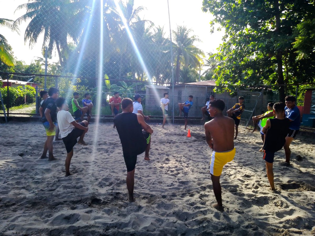 Bitcoinpirraya's tweet photo. @Bitcoinbeach Transformando vidas y comunidades Isla la pirraya🏝 Económica circular.
#IsaacGuerrero 
#escueladefutbolplaya
#Bitcoinlapirraya https://t.co/PvPMioSPSy