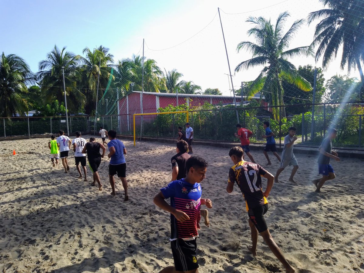 Bitcoinpirraya's tweet photo. @Bitcoinbeach Transformando vidas y comunidades Isla la pirraya🏝 Económica circular.
#IsaacGuerrero 
#escueladefutbolplaya
#Bitcoinlapirraya https://t.co/PvPMioSPSy