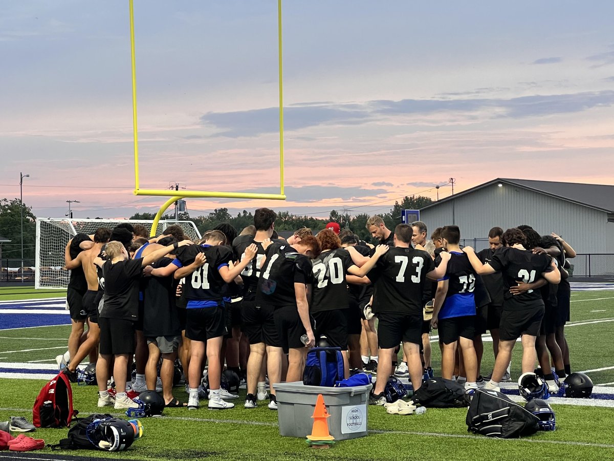 Heritage Christian Football (@hceaglesfb) on Twitter photo 🦅TEAM 24🦅
All glory to God 🦅TEAM 24🦅
All glory to God