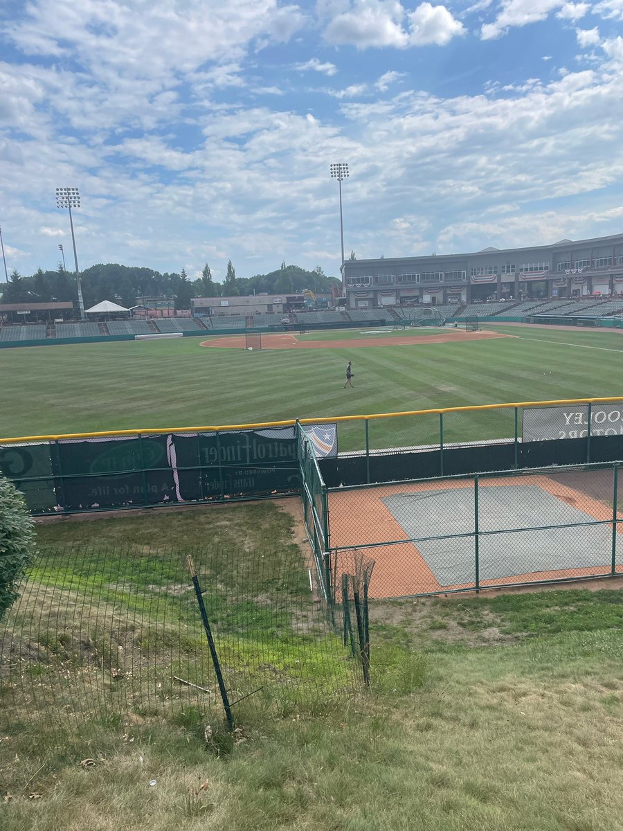 TomGozz's tweet image. Broadcast a sports radio show from the outfield during a home run derby ✅
Join us LIVE 4-7pm as the @ValleyCats host the @frontierleague_ festivities
