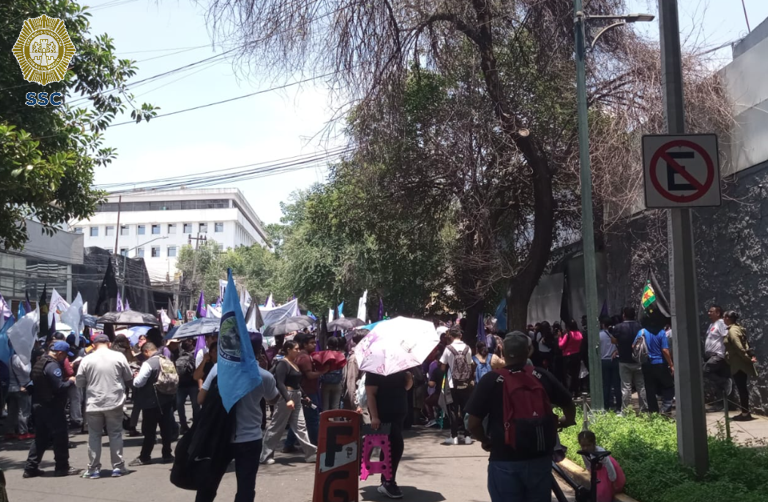 #PrecauciónVial | Cerrada la circulación de Dr. Lavista entre Niños Héroes y Digna Ochoa y Plácido, por arribo de manifestantes. #AlternativaVial Dr. Olvera.