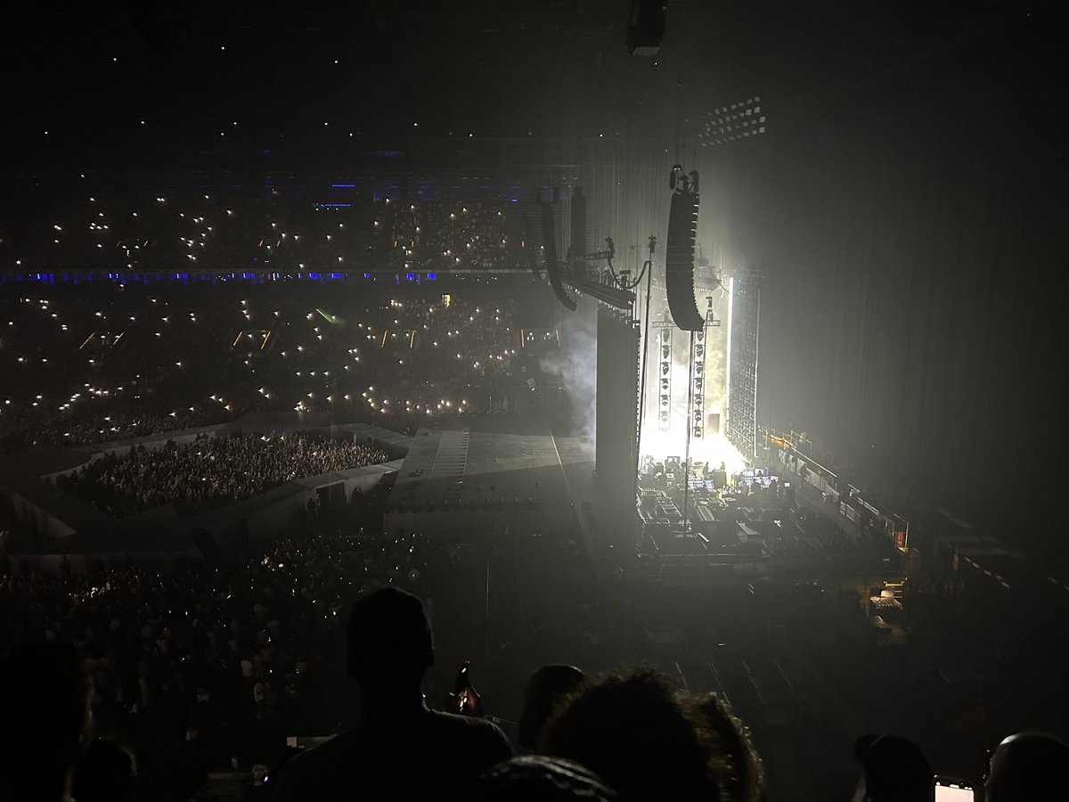 lessigoma's tweet photo. @ParisLaDefArena c’est normal que je ne vois pas l’ecran et donc la scèno du concert de @kendricklamar. Par contre j’ai une vu plongeante sur la régie. J’ai jamais vu ça !!! Des places à 160€ du JAMAIS vu en 40 ans de concert. https://t.co/VNLA8mBDfU