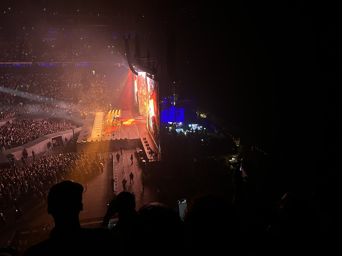 lessigoma's tweet photo. @ParisLaDefArena c’est normal que je ne vois pas l’ecran et donc la scèno du concert de @kendricklamar. Par contre j’ai une vu plongeante sur la régie. J’ai jamais vu ça !!! Des places à 160€ du JAMAIS vu en 40 ans de concert. https://t.co/VNLA8mBDfU
