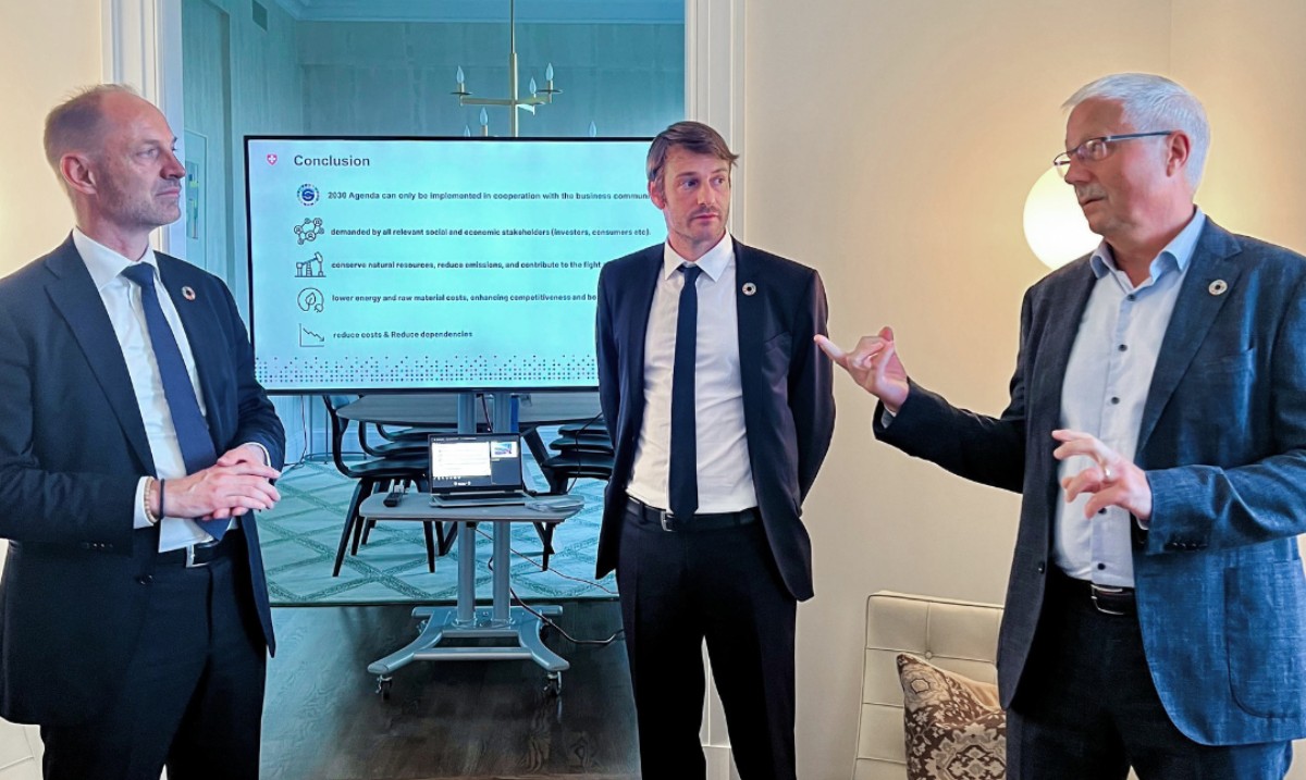SwissCGNY's tweet image. On the sidelines of #HLPF2025, Swiss Consul General, Amb. Niculin Jäger, hosted a lively exchange on sustainable business with NY leaders. The Swiss Delegation presented the Toolbox Agenda 2030 for Businesses, a web tool with sector goals & best practices: tinyurl.com/4yx9a8uz