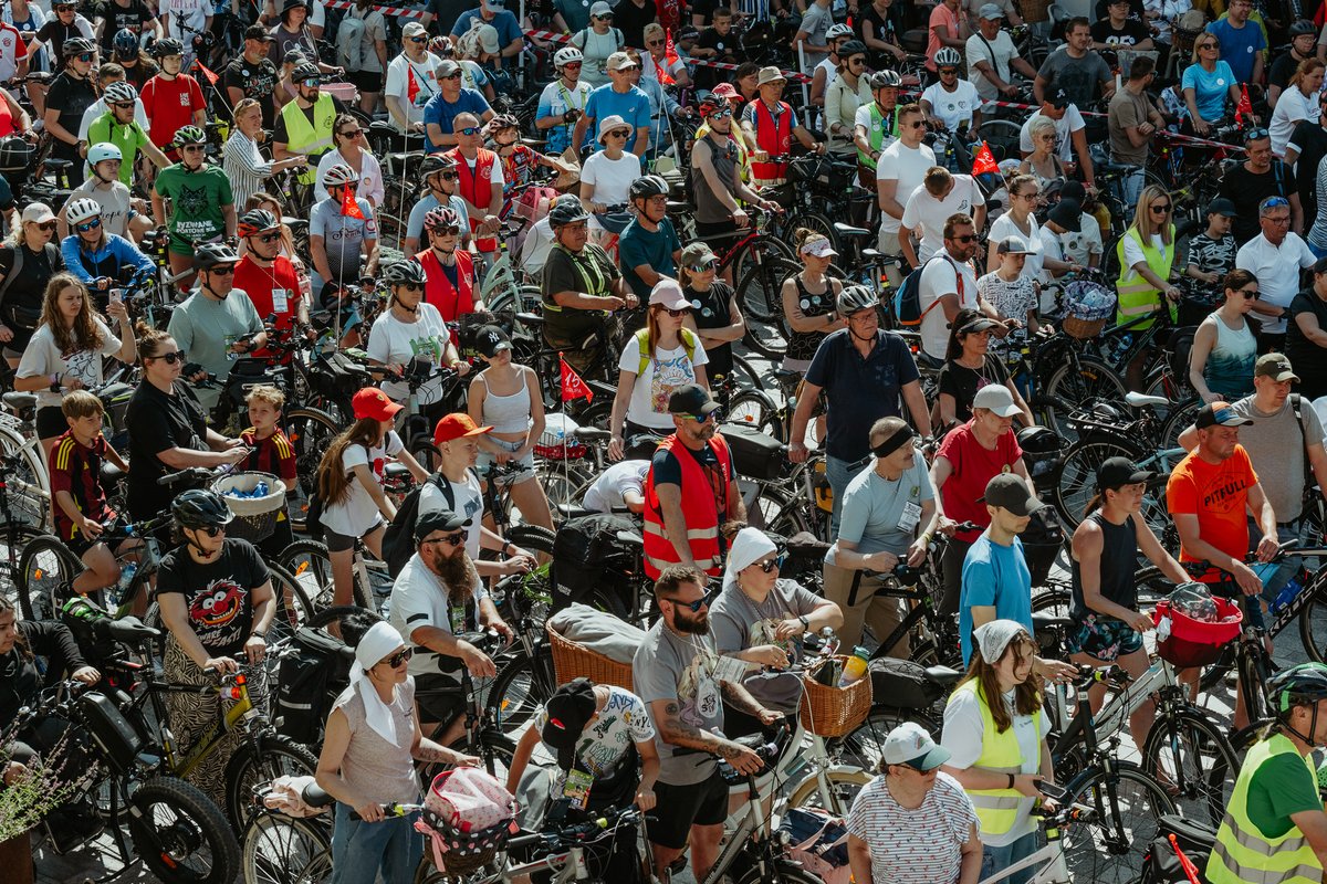 Leszek33's tweet image. 📢 POLAND PEDALS FORWARD 🇵🇱 🚴🚴‍♂️🚴‍♀️
Mid-season vibes from #WorldBicycleDay momentum! 1K+ events, kids biking to school, bike tourism rising, &amp;amp; a national convo on helmet laws. 🚲
Cycling is becoming a way of life—and Poland's just getting started.