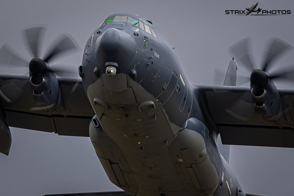 StrixPhotos's tweet image. Catching the namesake 😎
An MC-130J Commando II based at @RAFMildenhall works the local pattern, blending in with those British summer skies ☁️
📸 @352SOW @AFSpecOpsCmd @HQUSAFEAFAF