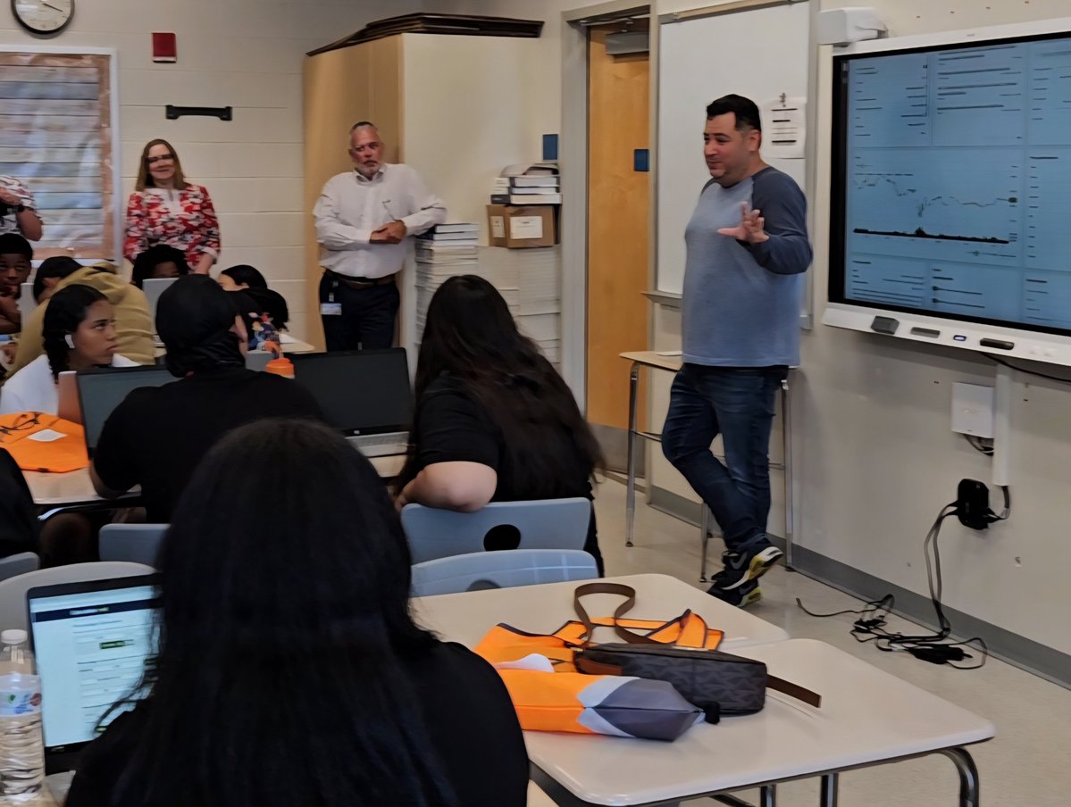 RIDeptEd's tweet image. We're celebrating #SummerLearningWeek! Commissioner @AInfanteGreen stopped by @pvdschools which is hosting the @MyPASA Hub Financial Literacy Camp in partnership w/ @Fidelity. As part of this exciting #MathMattersRI program, students are able to earn a stipend & graduation credit