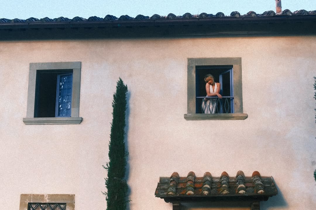 i keep coming back to this photo btw. it feels like a renaissance n romanticism era painting... 19th century oil painters would love her