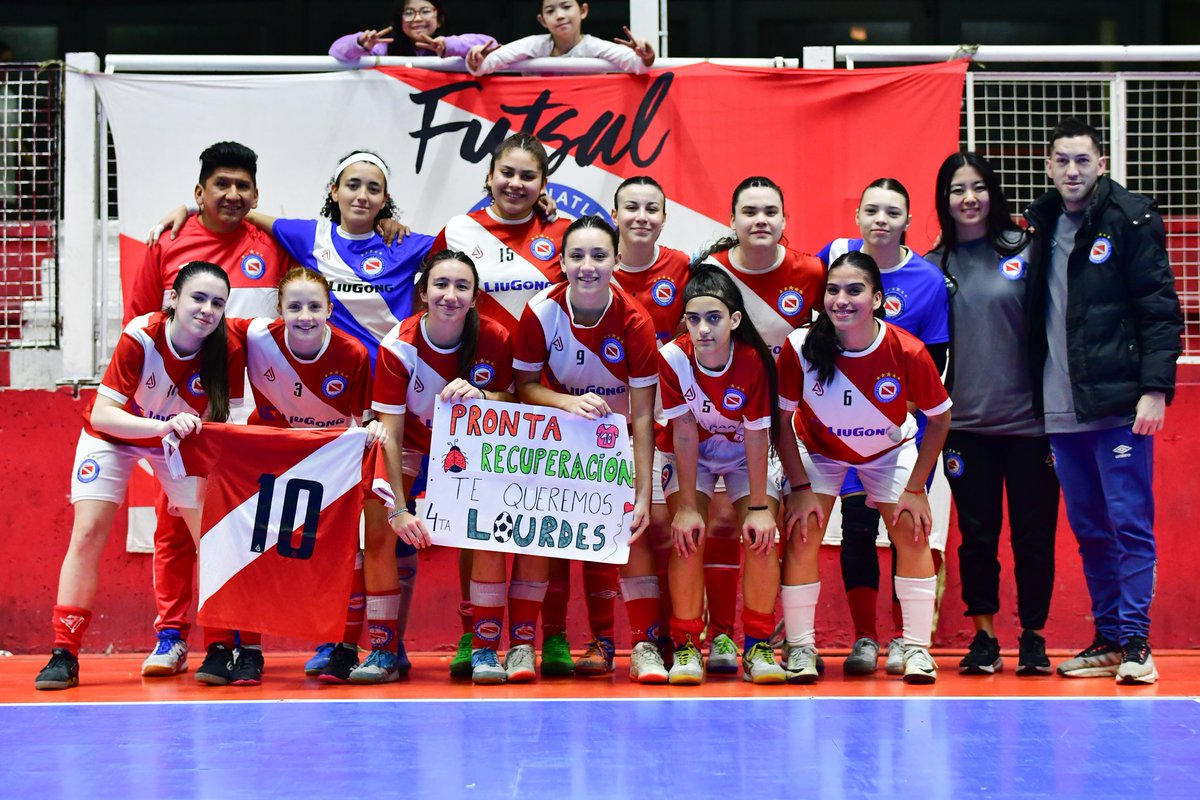 FutsalFemAAAJ's tweet photo. #AAAJ ✨️ ¡La Cuarta y una dedicatoria especial para Lourdes! ❤️

¡Somos familia, siempre!
#VamosBichas 🐞 https://t.co/MS06oyNVWJ