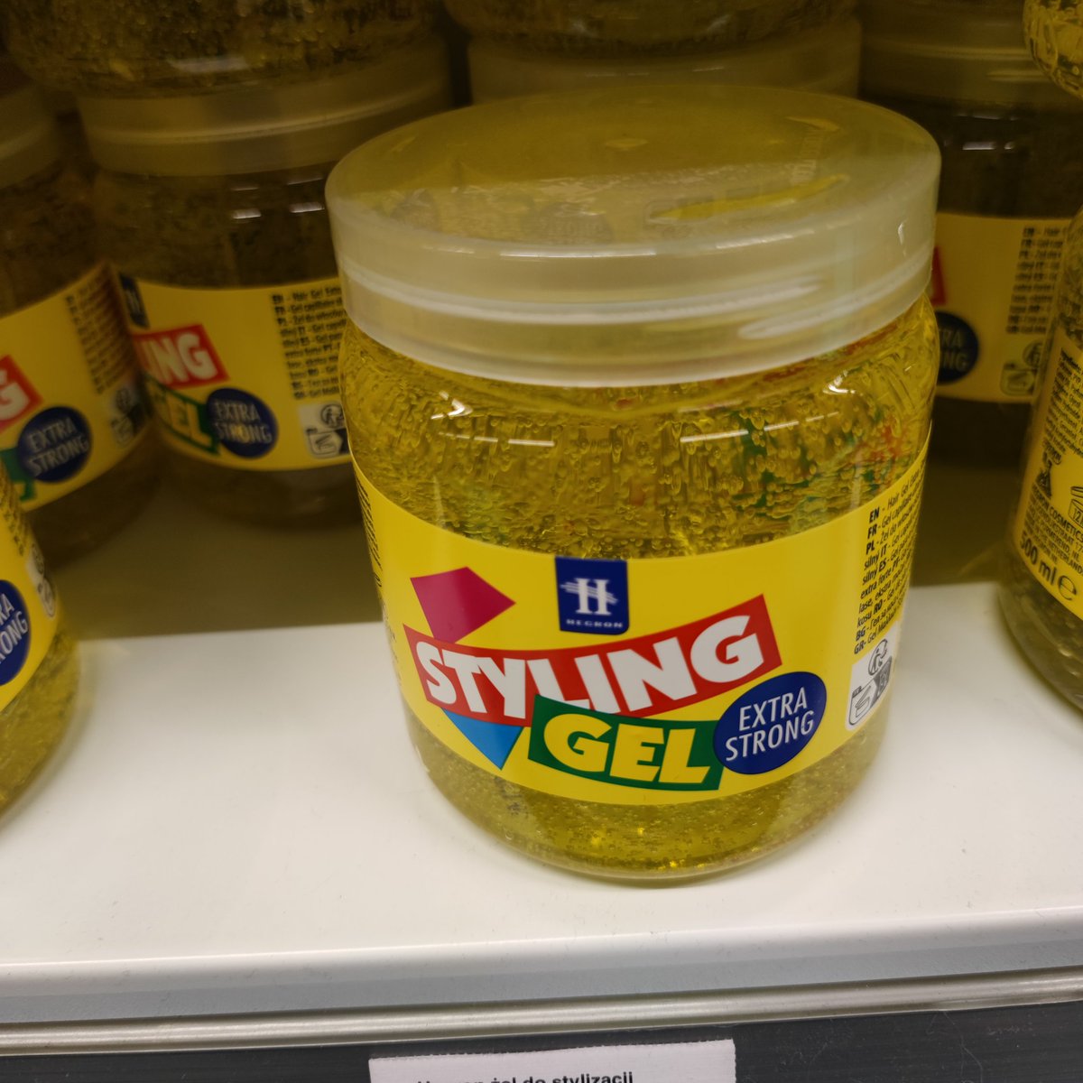 Ale zajebisty boomerski żel do włosów... Wziąłbym, ale wiadomo, że bierze się tylko niebieski, bo ma efekt mokrych włosów 😎