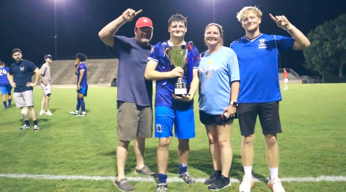 cenlafc's tweet image. Hey Siri, play “Top Of The World” 🔝