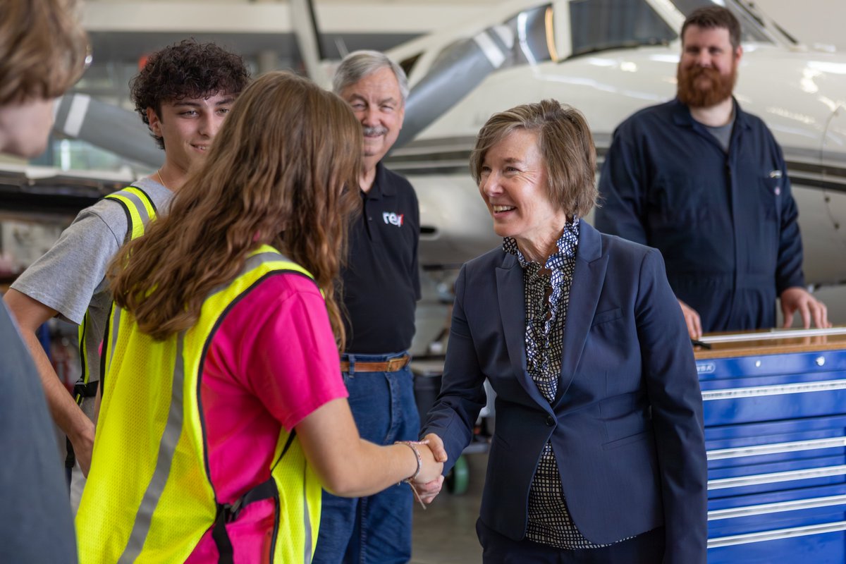 NCLtGovernor's tweet image. Our community colleges are transforming lives!
I had a great time on @COA_Dolphins Currituck Campus this afternoon, where I spoke with students in the aviation and machining programs and saw how they are set up for success.