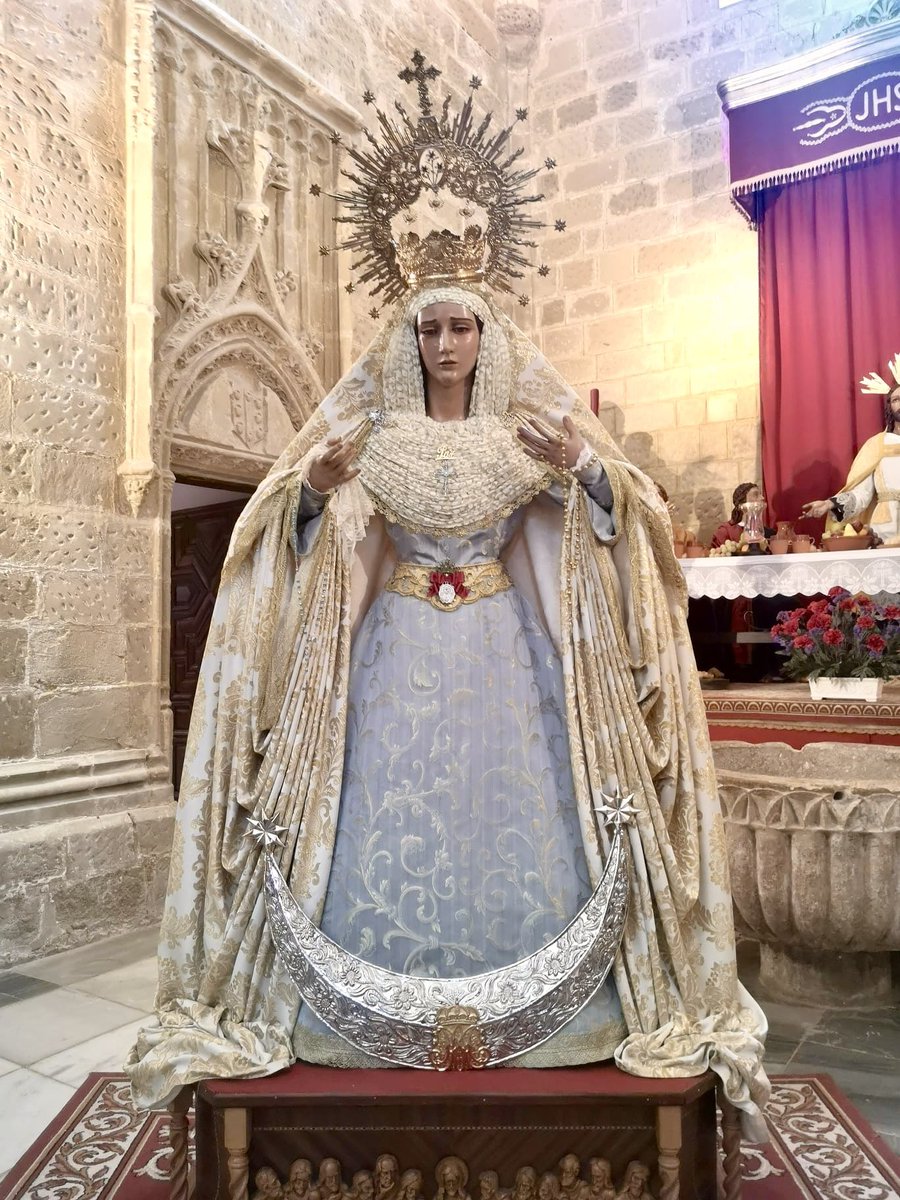 María Santísima de la Paz, Caridad y Madre de la Iglesia ya luce ataviada con motivo del tiempo ordinario. 

Vestidor: Juan López Jiménez