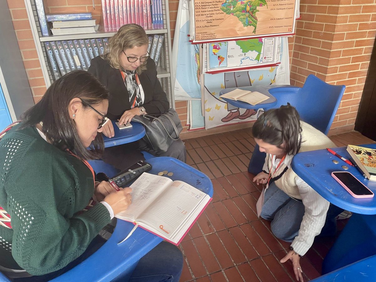 UNESCOSantiago's tweet image. 📊 El Laboratorio LLECE de la @UNESCOSantiago compartió la experiencia regional en evaluación educativa en el simposio internacional “Evaluación para la equidad” en Bogotá 🇨🇴. Su coordinador, @henriquezchile, destacó el rol de la evaluación formativa para reducir desigualdades.