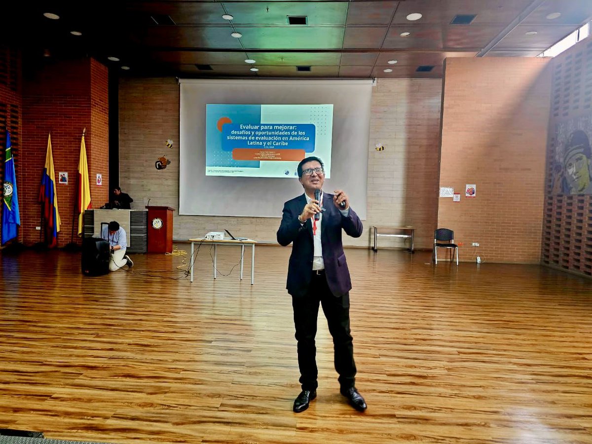 UNESCOSantiago's tweet image. 📊 El Laboratorio LLECE de la @UNESCOSantiago compartió la experiencia regional en evaluación educativa en el simposio internacional “Evaluación para la equidad” en Bogotá 🇨🇴. Su coordinador, @henriquezchile, destacó el rol de la evaluación formativa para reducir desigualdades.