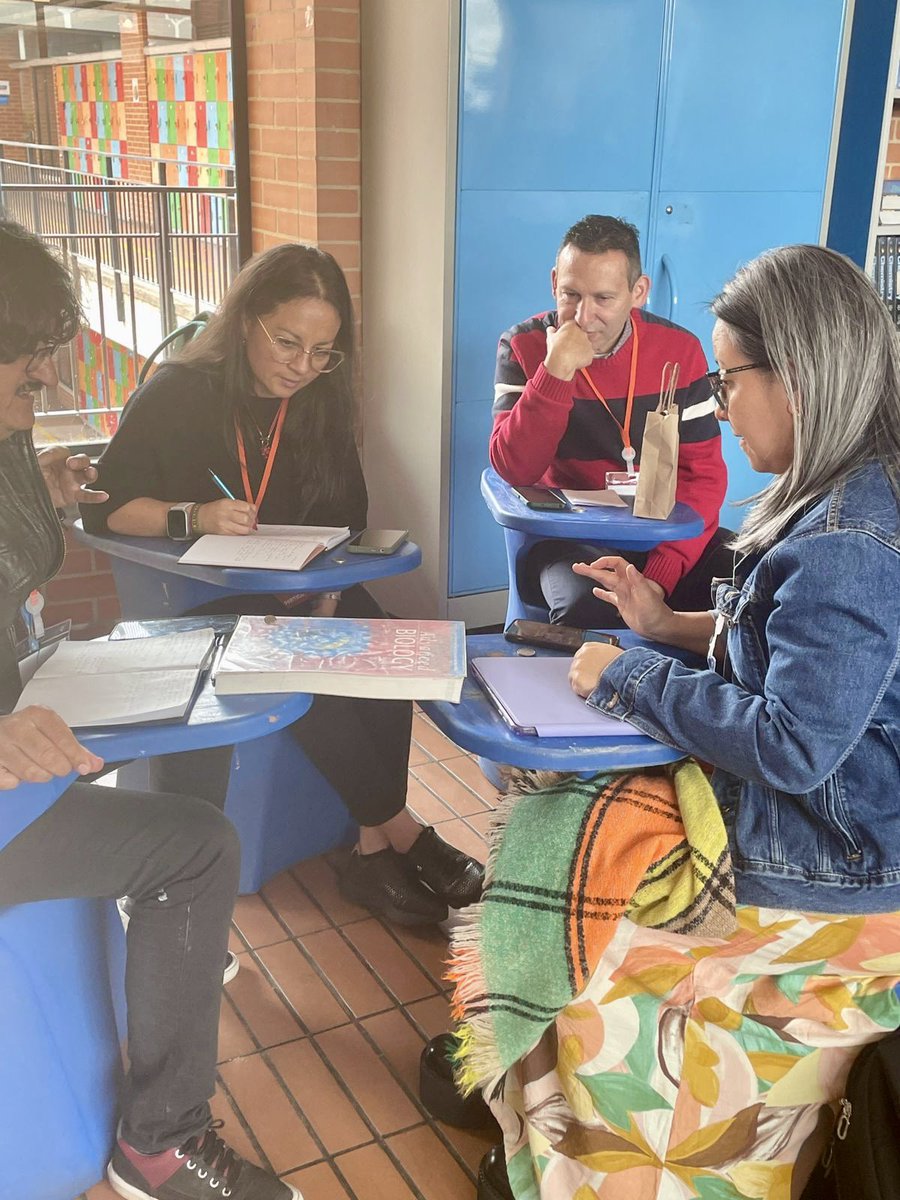 UNESCOSantiago's tweet image. 📊 El Laboratorio LLECE de la @UNESCOSantiago compartió la experiencia regional en evaluación educativa en el simposio internacional “Evaluación para la equidad” en Bogotá 🇨🇴. Su coordinador, @henriquezchile, destacó el rol de la evaluación formativa para reducir desigualdades.