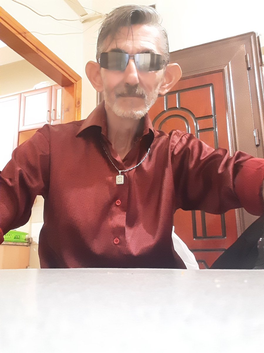 Melekler &amp; Şeytanlar birbirinden ne vaz geçerler,ne de birlikte bir araya gelirler. Arada köprü biz insanlar ise ya maske takip melek oluruz, ya da gerçek yüzümüzü gösterip şeytan... Ben ise aynaya bakınca sadece arkasını görenlerdenim yani ne melek ne şeytan ne de insan...