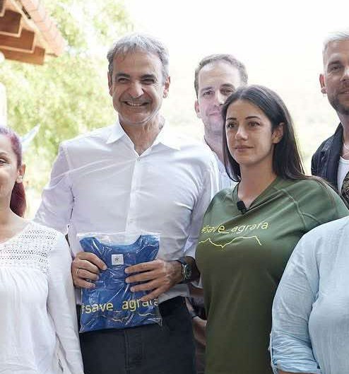 Γέμισε όλες τις κορυφές στα Άγραφα με Ανεμογεννήτριες των φίλων του, κατέστρεψε την αισθητική της περιοχής και βγαίνει με μπλουζάκι save Agrafa.
Περίσσεψε το θράσος, γιατί απευθύνεται σε λωτοφάγους