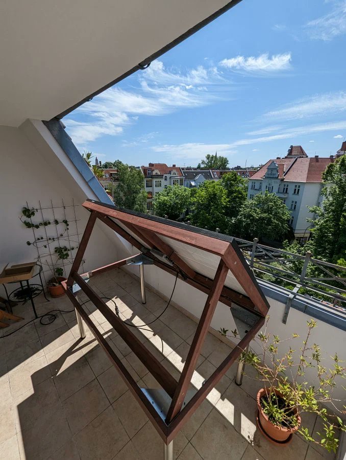 sfv_de's tweet image. Ein kleiner Schritt zur großen #Energiewende! ☀️
Der #Solartisch ist eine praktische Möglichkeit, Strom per Steckersolar zu erzeugen! ⚡ Gute Idee, genial umgesetzt, Gesamtkosten nur ca. 400€
Alle Infos zum Nachmachen:
👉 sfv.de/solarklapptisch