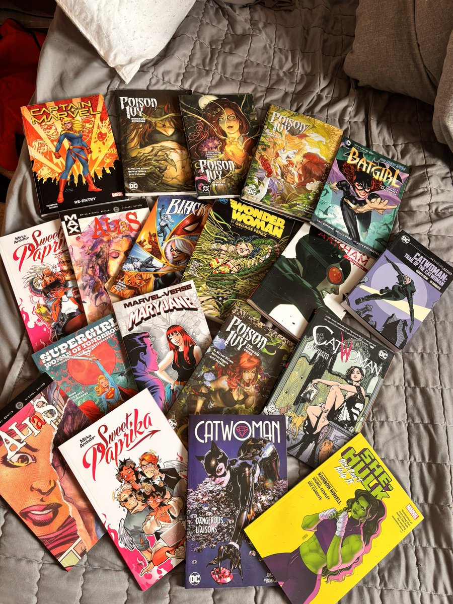 TeaDrinkerArt's tweet image. Organising my comics and damn I’m gay
(And there’s so much more lmao)