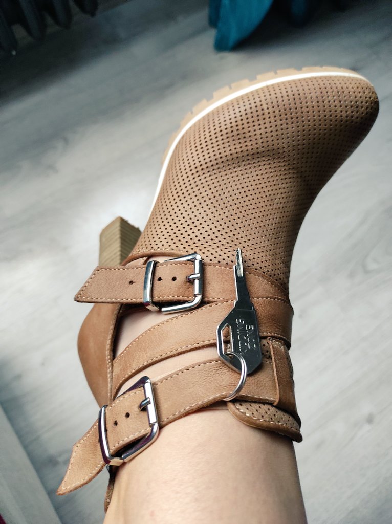 Dnešní lekce 🌹
Posluhovaní, líbání nožiček a po celou schůzku v pásu cudnosti 🔑.