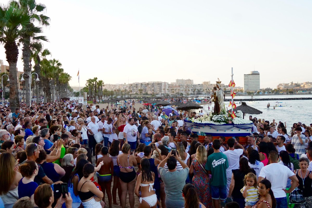 Miembros del Gobierno local -el presidente de la Ciudad ha acudido a título personal con su familia- han acompañado a los vecinos de ‘Corea’ en el tradicional paseo por la bahía de la Virgen del Carmen.