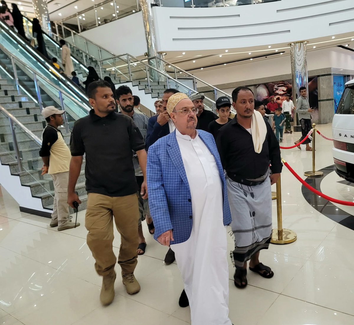 فشل في عقد مجلس النواب ( منتهي الصلاحية و الأهلية ) و لجانه في عدن 
فذهب للتجول في مولات عدن ليثبت وجوده الوهمي