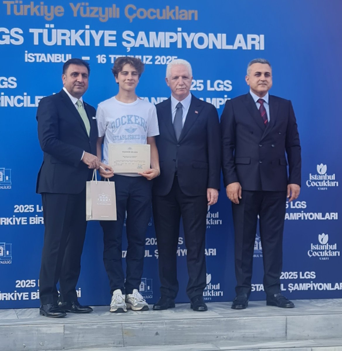 yaman_unal's tweet photo. LGS Türkiye birincisi öğrencilerimiz İstanbul Valimiz Sn. Davut Gül ve İl Milli Eğitim Müdürümüz Sn. Murat Mücahit Yentür tarafından tebrik edilip ödüllendirildi. https://t.co/39cGTIeJI6