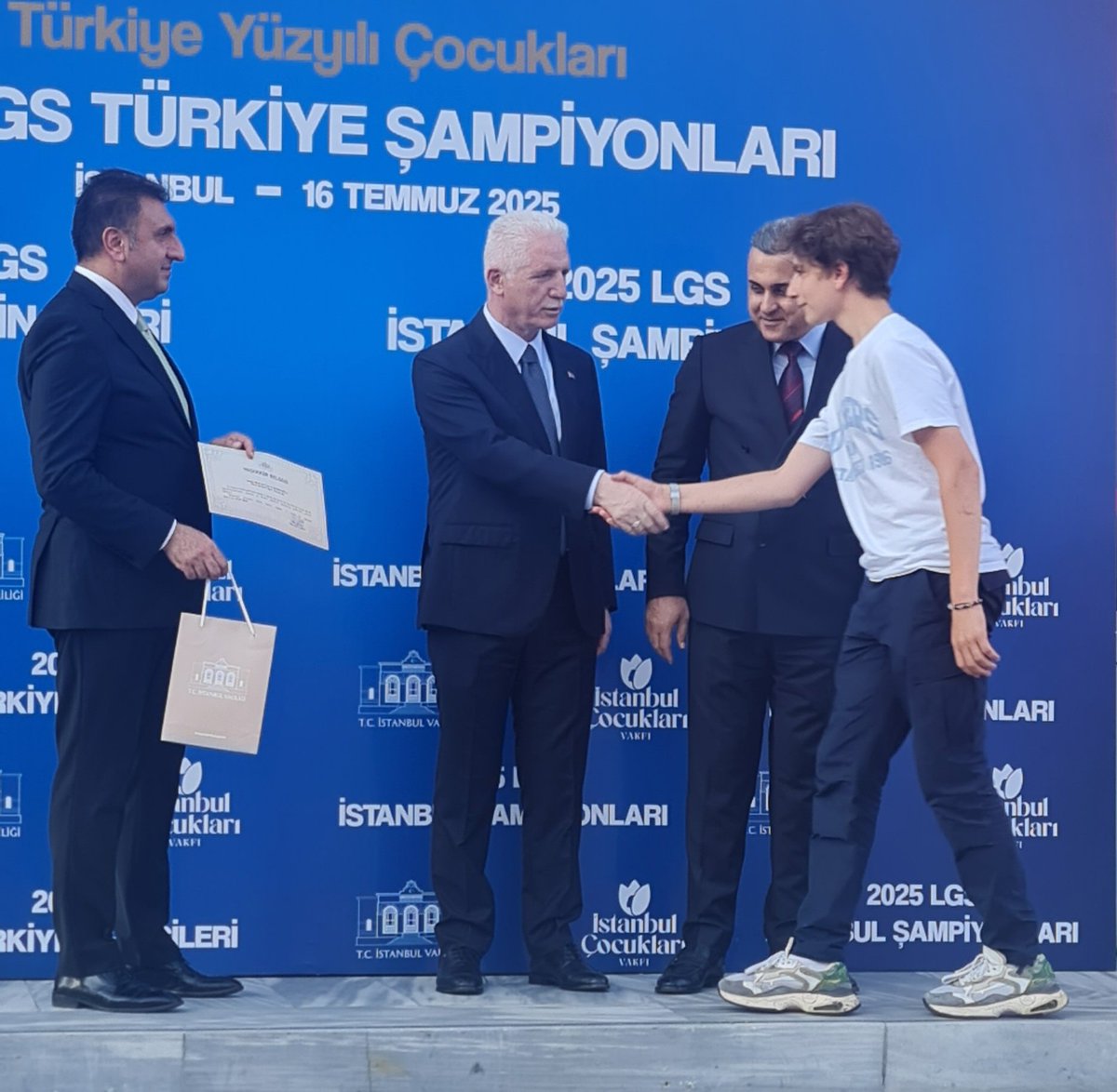 yaman_unal's tweet photo. LGS Türkiye birincisi öğrencilerimiz İstanbul Valimiz Sn. Davut Gül ve İl Milli Eğitim Müdürümüz Sn. Murat Mücahit Yentür tarafından tebrik edilip ödüllendirildi. https://t.co/39cGTIeJI6