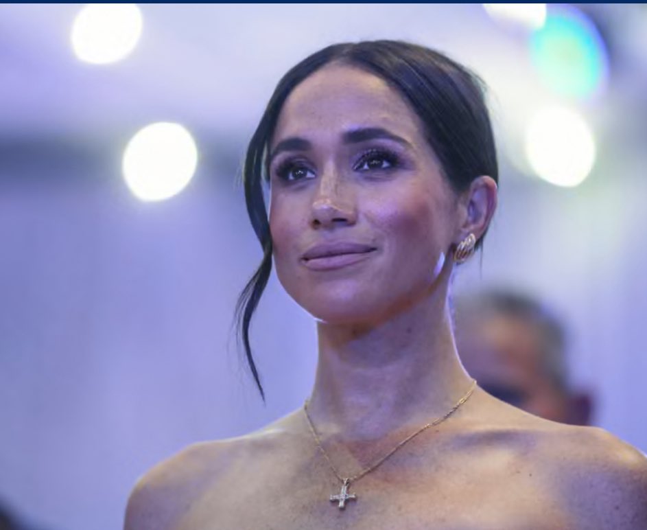 AsterUnfiltered's tweet image. Meghan Markle released a rosé wine and it somehow won a blind tasting against other celebrity wines. But here’s the bizarre part the sommeliers completely ignored the official description of her wine.
As Ever is marketed as a delicately balanced, Provençal-style rosé with soft…