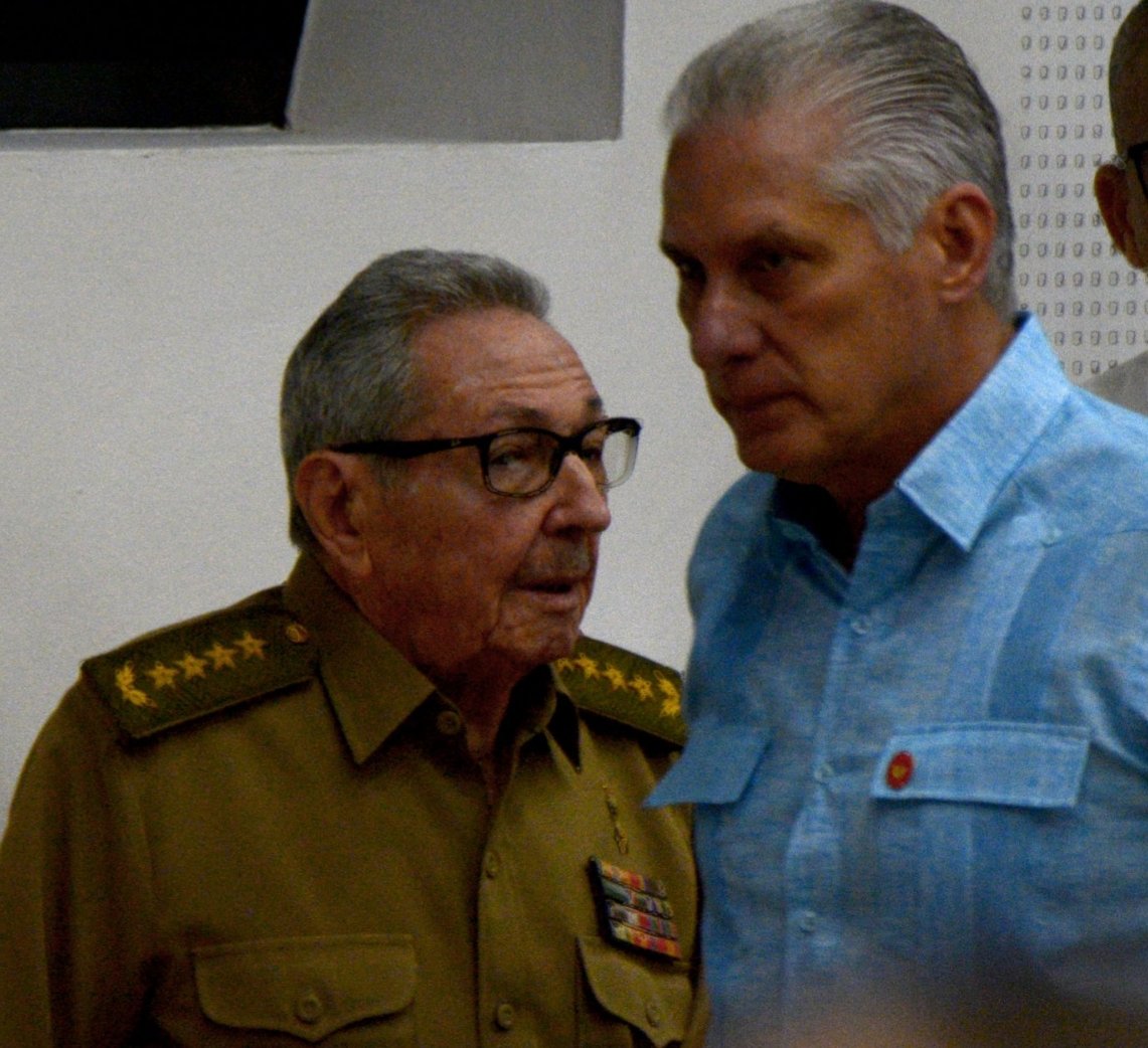 Con la presencia de Raúl quien aún se  mantiene #ConElPieEnElEstribo junto al presidente <a href="/DiazCanelB/">Miguel Díaz-Canel Bermúdez</a>  en el  V Periodo Ordinario de Sesiones de la <a href="/AsambleaCuba/">Asamblea Nacional Cuba</a>  se ratifica que: #CubaEstáFirme