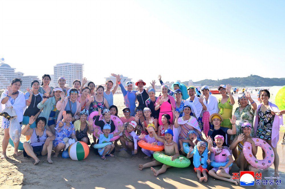 UK_KFL's tweet photo. Wonsan Kalma Coastal Tourist Area Crowded with People https://t.co/0TkhFyf7YX
