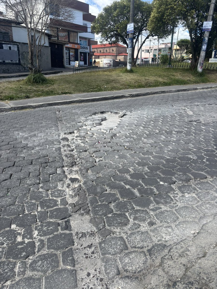 Cathrolinaa's tweet photo. @gadconocoto por favor para cuando el adoquinado del redondel de conocoto? Los adoquines vuelan por ahí https://t.co/TyljC5C4yh