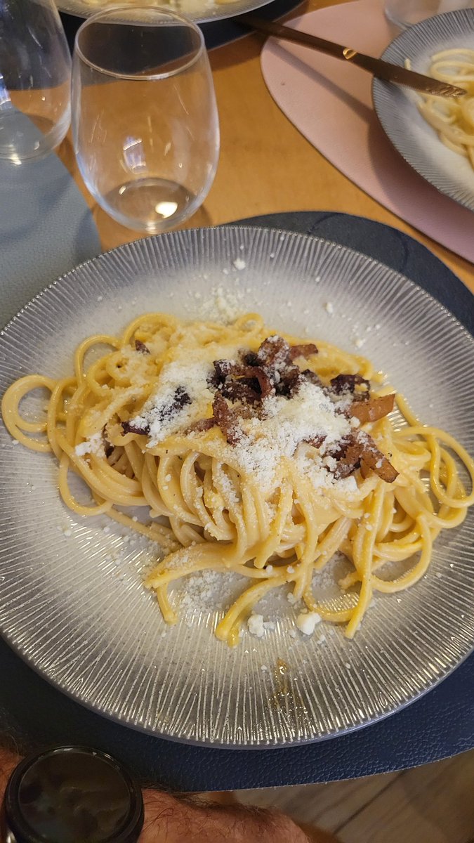 Chieftain_armor's tweet image. Finally. Some place that does Carbonara without cream. You know, as in the way it's supposed to be.