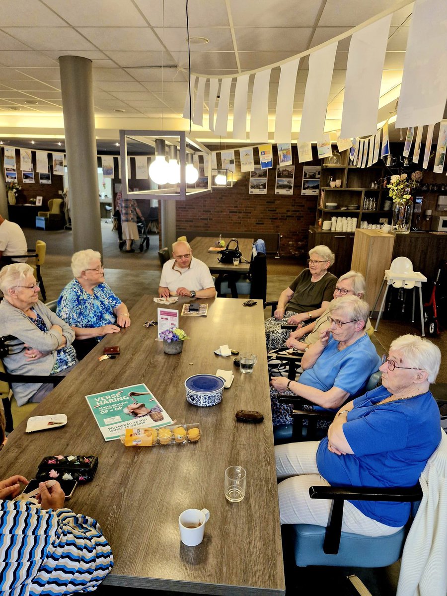 Verzorgingstehuis De Meenthe, werd afgelopen middag verrast met heerlijke zoute haring. De Haring werd aangeboden door Heutink en Heij hypotheken en verzekeren.