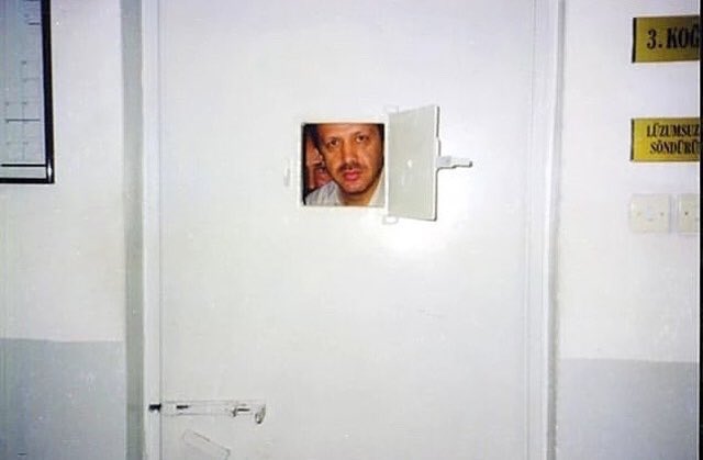 Şurada ne düşünüyordu acaba?