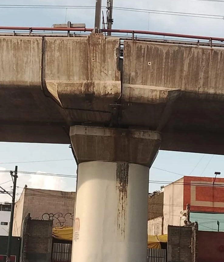dan_tooms's tweet photo. @MetroCDMX Y si mejor invierten en lo que deben y evitan otra tragedia? Esto en lomas estrella línea 12.
Aparte llevan meses sin que arreglen las escaleras eléctricas. https://t.co/BHOSZt3uwA