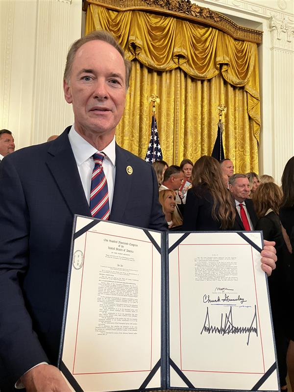RepJohnJoyce's tweet image. Incredibly proud to join @POTUS at the White House as he signs the HALT Fentanyl Act into law.
Fentanyl poisoning has taken the lives of millions of Americans throughout the country, and this critical legislation will help our law enforcement get this poison off our streets and…
