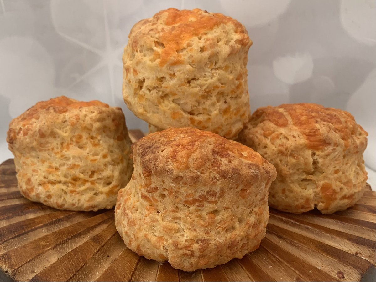Rob_C_Allen's tweet image. #MillionaireShortbread tarts, half with a pistachio feathering and half white chocolate. 2 honey and wheat #loaves and cheese #scones